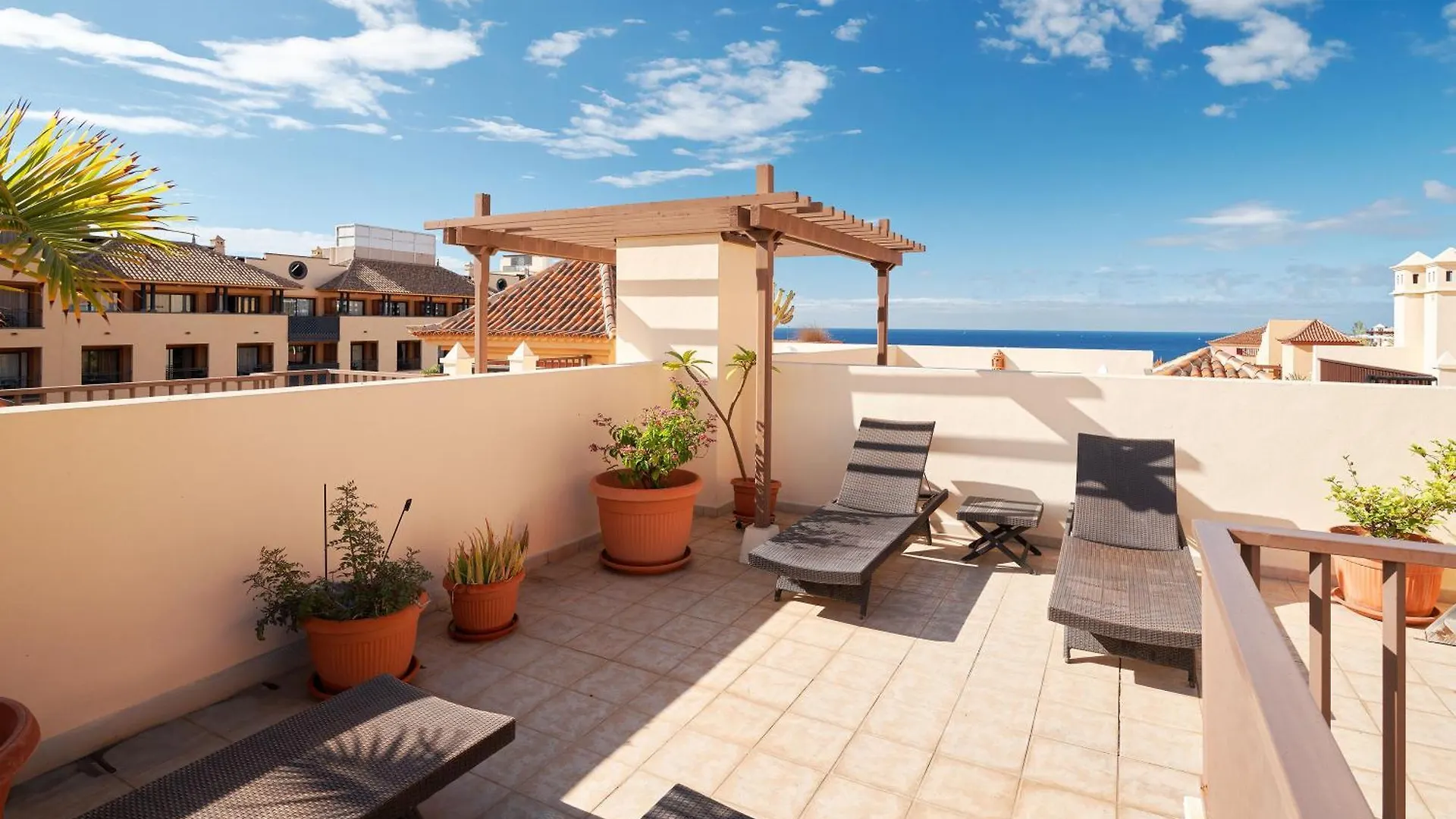 Terrazas Del Duque Beach Apartment Адехе