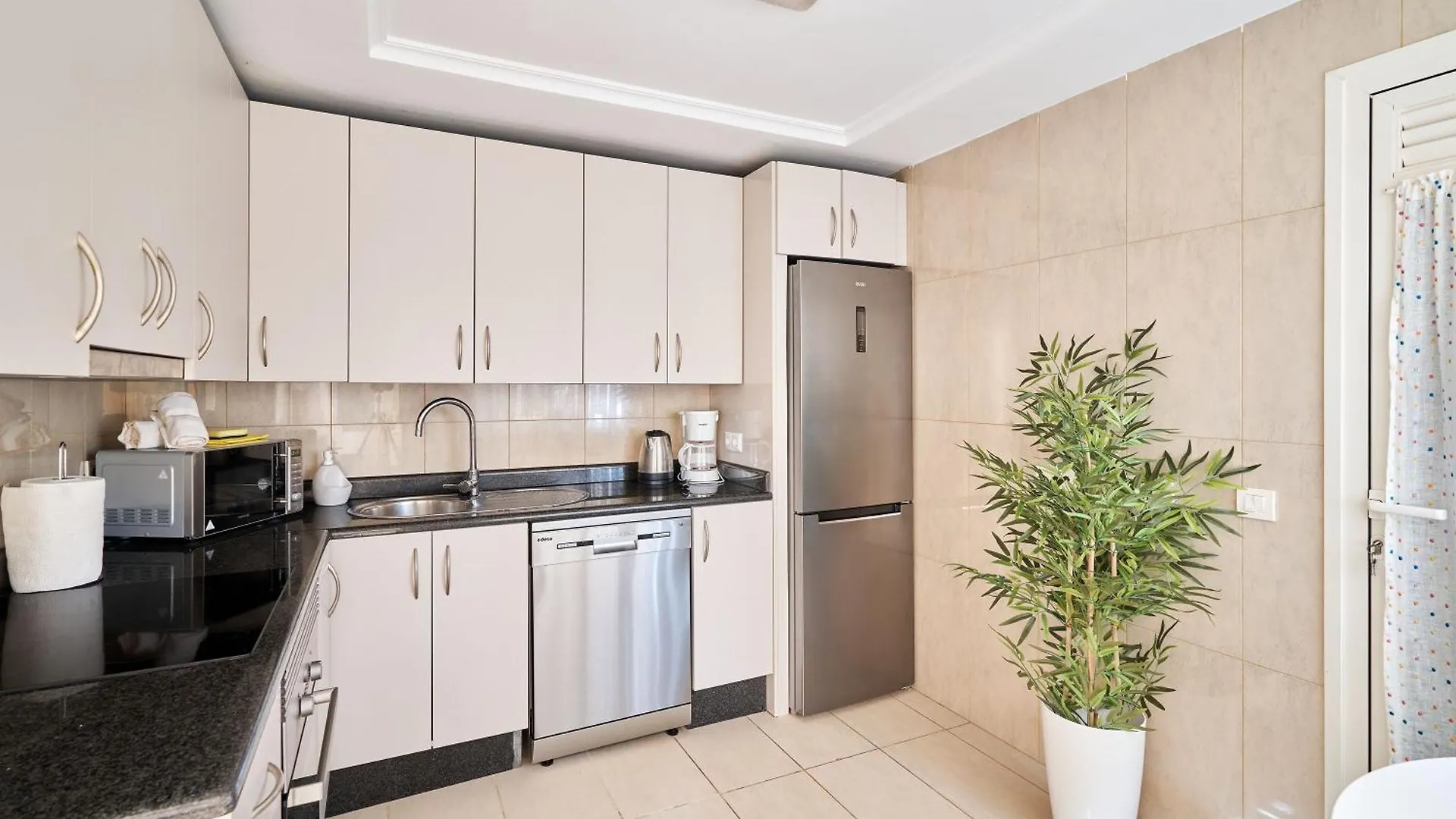 Terrazas Del Duque Beach Apartment Адехе