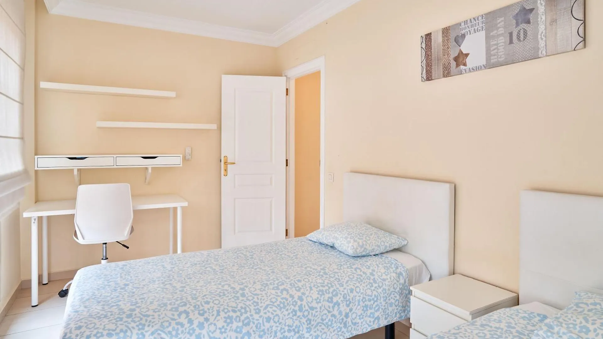 Terrazas Del Duque Beach Apartment Адехе