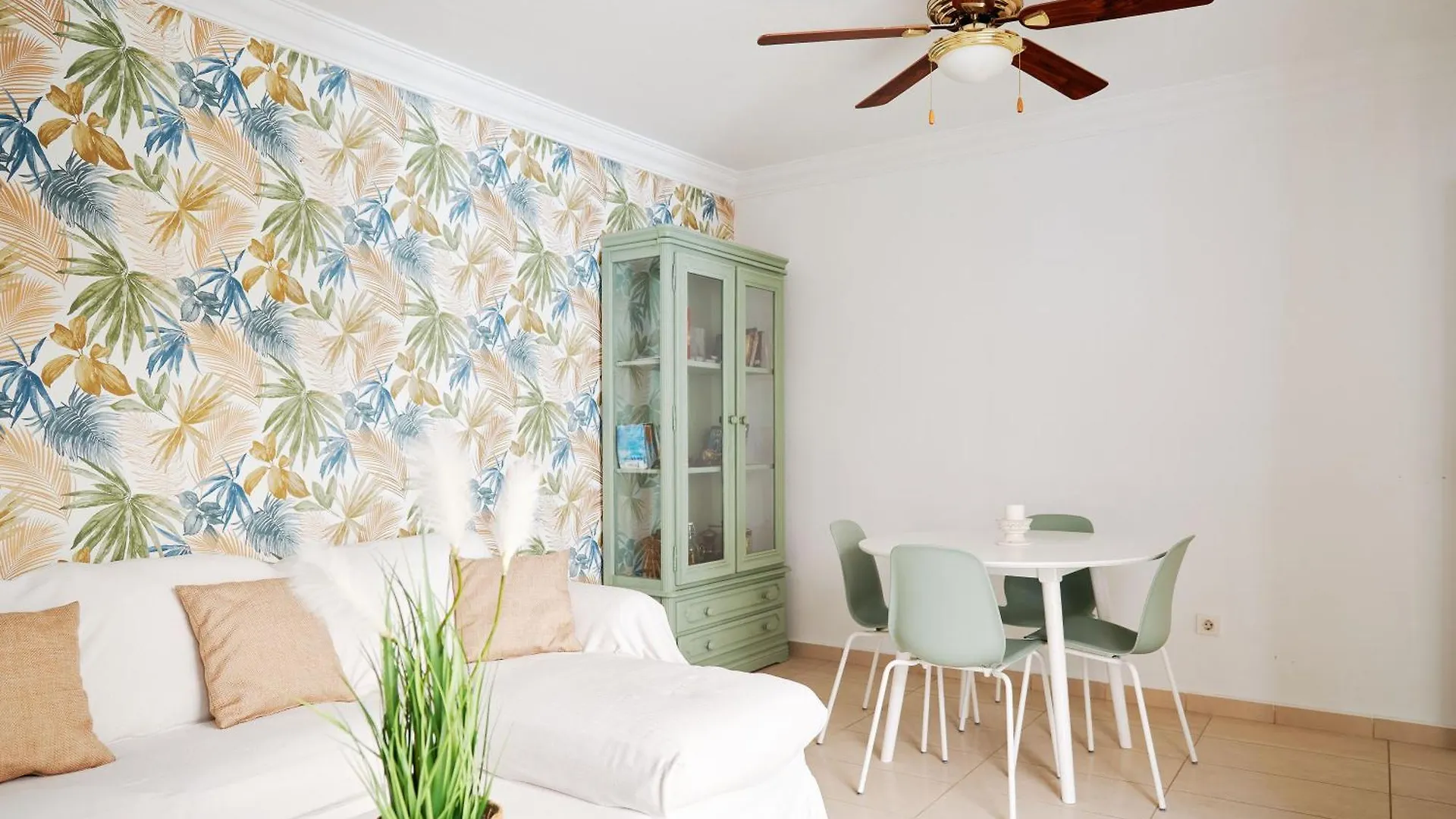 Terrazas Del Duque Beach Apartment Адехе